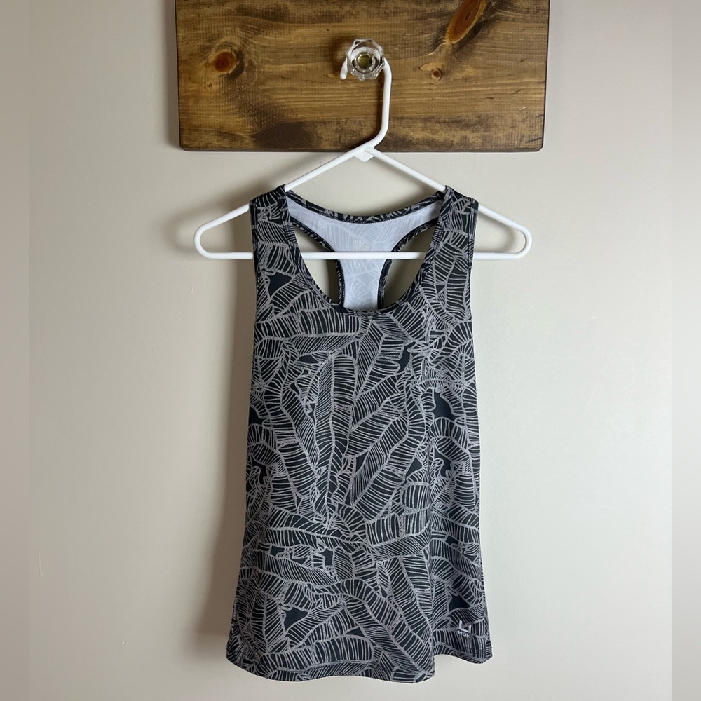 Huk racer back tank top size small